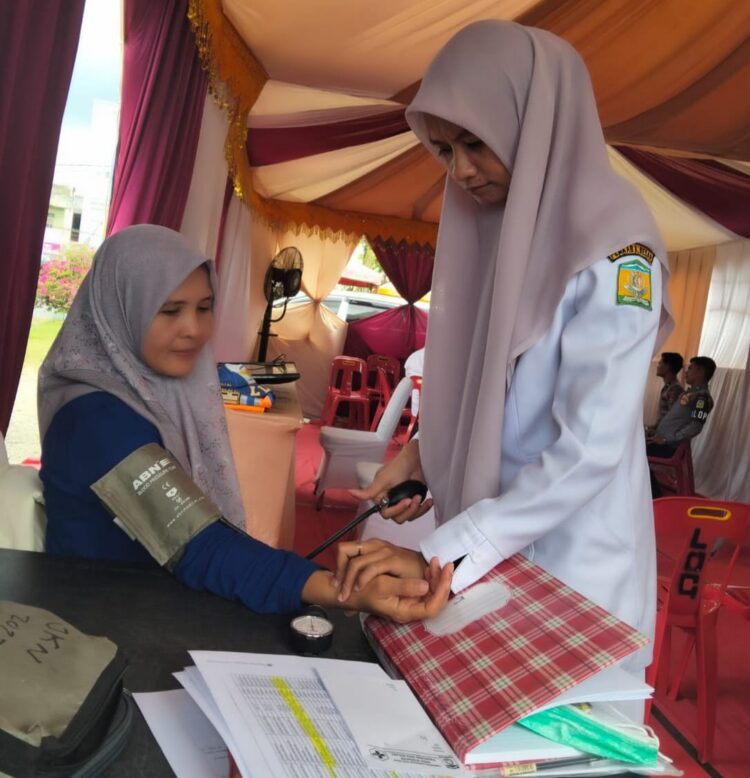 Nakes Puskesmas Kuta Malaka Layani Pemeriksaan Kesehatan Pemudik di Posko Ketupat Aneuk Galong