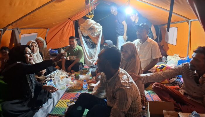 Gubernur Respon Korban Banjir yang Dirikan Tenda di Kantor Pemkab Bireuen
