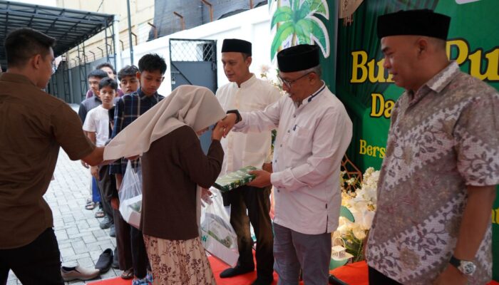 Asisten I Sekda Aceh Besar Bersama Bank Aceh Syariah Jantho Serahkan Santunan Anak Yatim