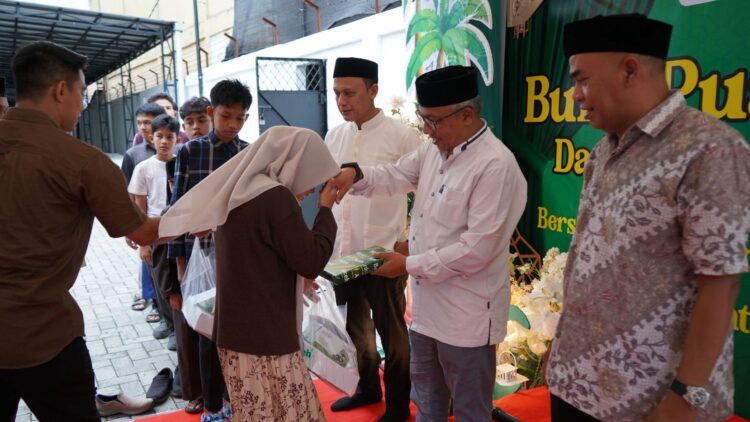 Asisten I Sekda Aceh Besar Bersama Bank Aceh Syariah Jantho Serahkan Santunan Anak Yatim
