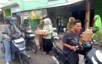 PAC Muslimat NU Beringin Bagikan 250 Paket Takjil di Jalan Besar Pasar VI Kualanamu