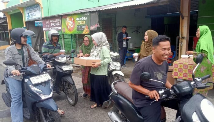 PAC Muslimat NU Beringin Bagikan 250 Paket Takjil di Jalan Besar Pasar VI Kualanamu
