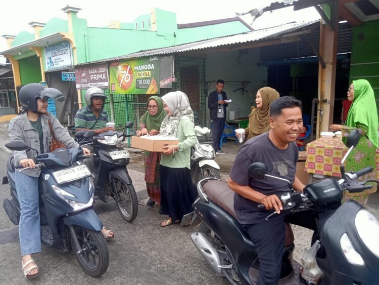 PAC Muslimat NU Beringin Bagikan 250 Paket Takjil di Jalan Besar Pasar VI Kualanamu