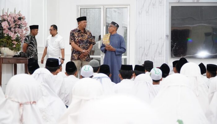 Penghujung Ramadan, Bupati Syah Afandin Santuni 65 Santri Ulumul Quran 