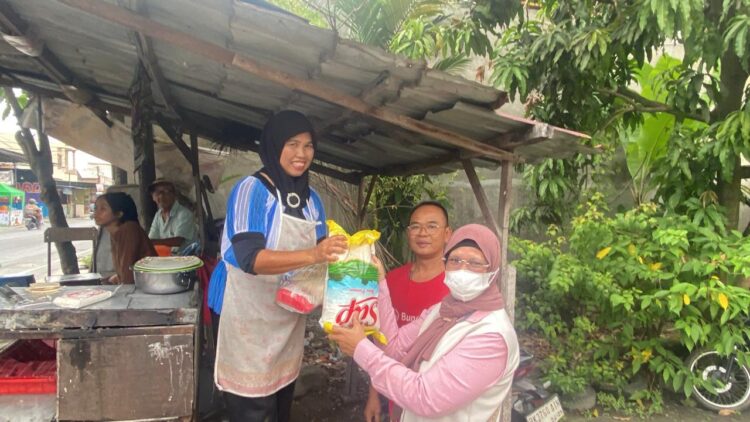 Management Pembangunan Sedu Coffee Desa Sei Rotan Berbagi Paket Sembako Kepada Warga