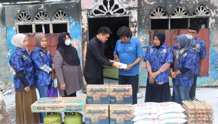 Pimpinan DPRD Sumut Ricky Anthony Bantu Warga Korban Kebakaran Rumah di Sambirejo