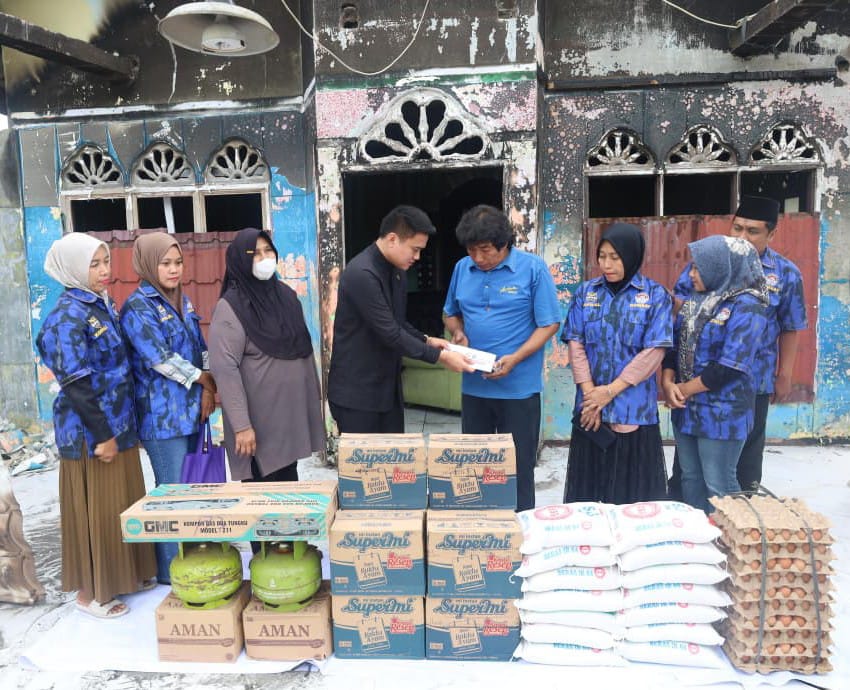 Pimpinan DPRD Sumut Ricky Anthony Bantu Warga Korban Kebakaran Rumah di Sambirejo