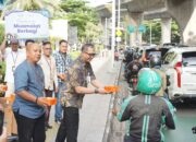 Bank Muamalat Berbagi Takjil untuk Masyarakat