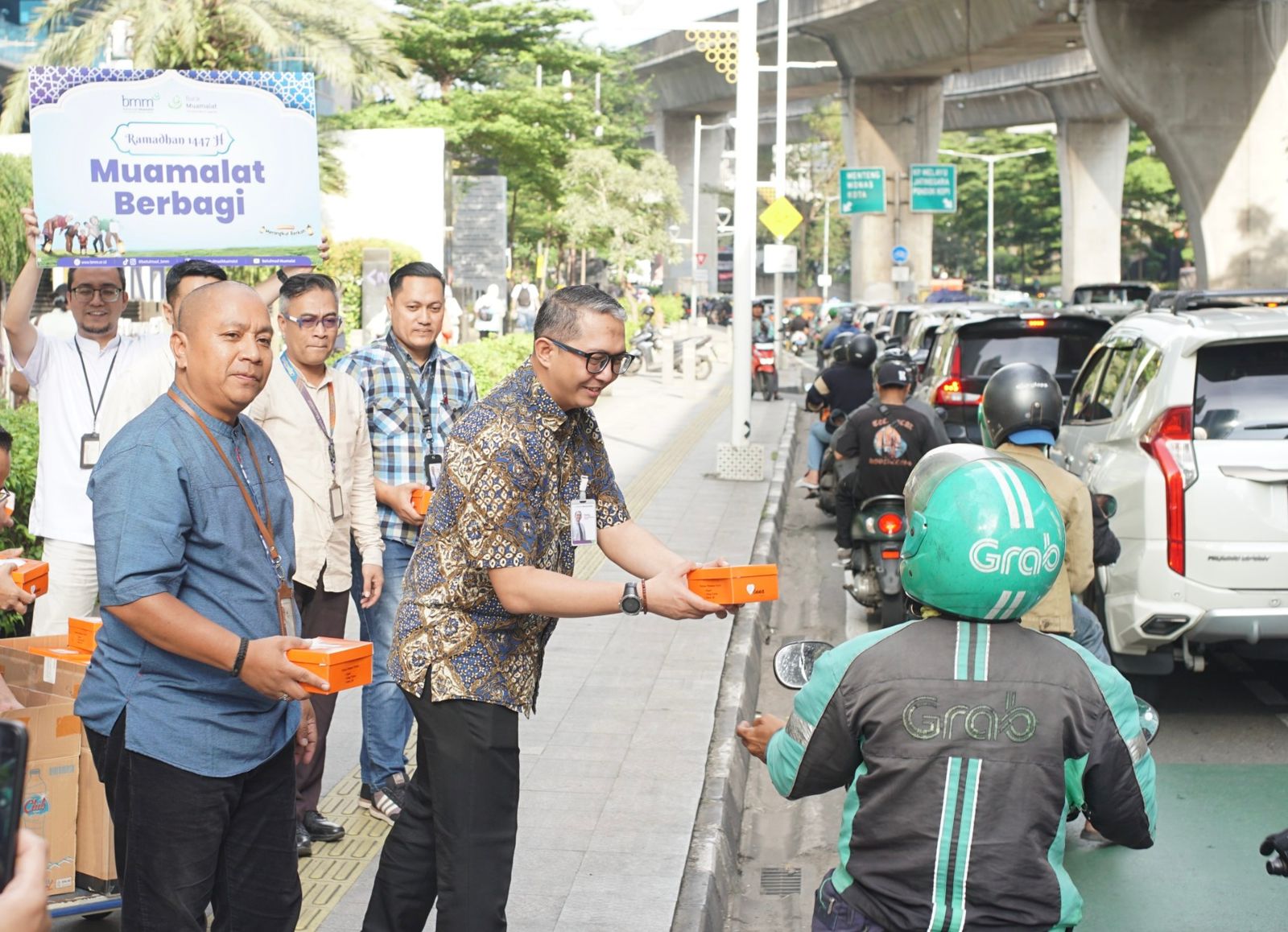 Bank Muamalat Berbagi Takjil untuk Masyarakat