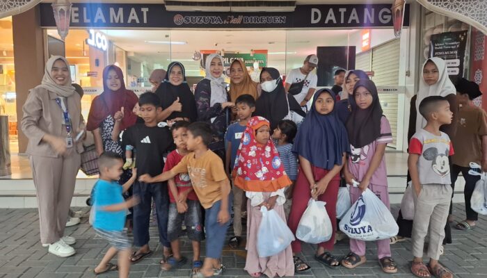 Ibu Faridah Adam Belikan Baju Baru untuk Ibu dan Anak Korban Banjir Bireuen