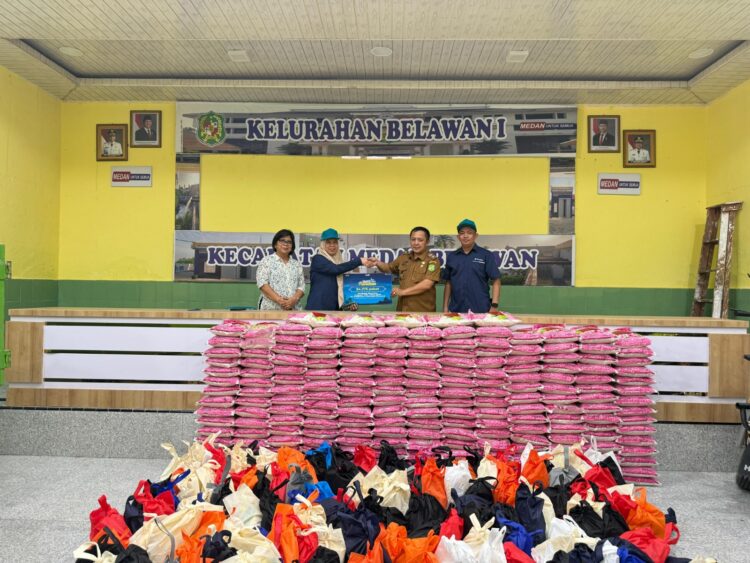 Pelindo Regional 1 Salurkan Paket Sembako kepada Masyarakat di Wilayah Operasional