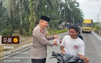 Berkah Ramadhan, Polres Padang Lawas Bagikan Ratusan Takjil