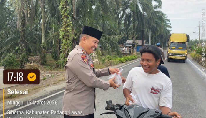 Berkah Ramadhan, Polres Padang Lawas Bagikan Ratusan Takjil