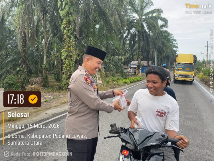 Berkah Ramadhan, Polres Padang Lawas Bagikan Ratusan Takjil