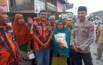 PAC Pemuda Pancasila dan Polsek Pantai Labu Bagikan 700 Takjil dan Beras kepada Kaum Duafa