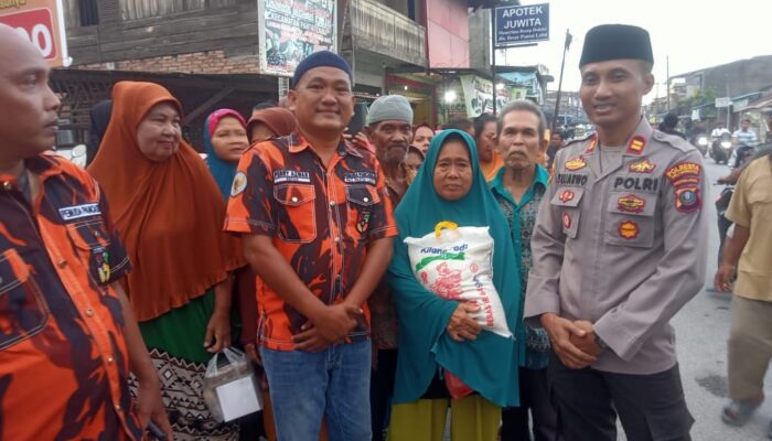PAC Pemuda Pancasila dan Polsek Pantai Labu Bagikan 700 Takjil dan Beras kepada Kaum Duafa