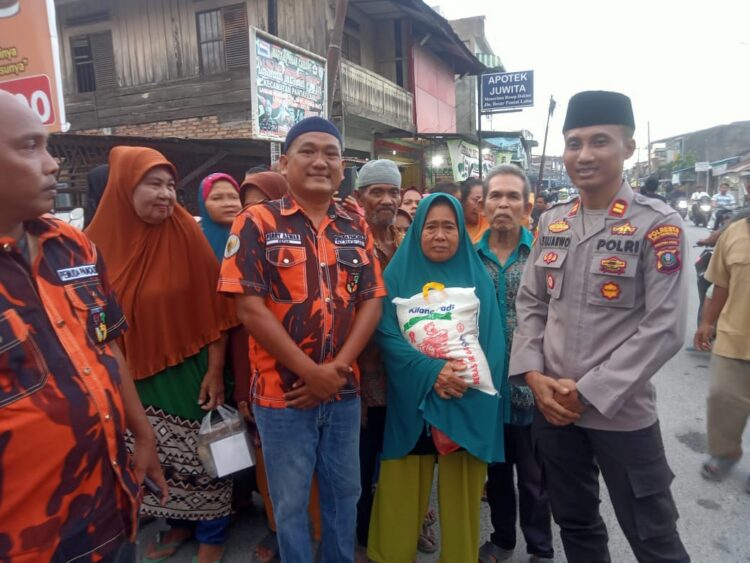 PAC Pemuda Pancasila dan Polsek Pantai Labu Bagikan 700 Takjil dan Beras kepada Kaum Duafa