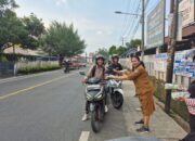 Bagikan 150 Takjil ke Pengguna Jalan, Kepala SMA Negeri 1 Pancurbatu Diapresiasi Masyarakat