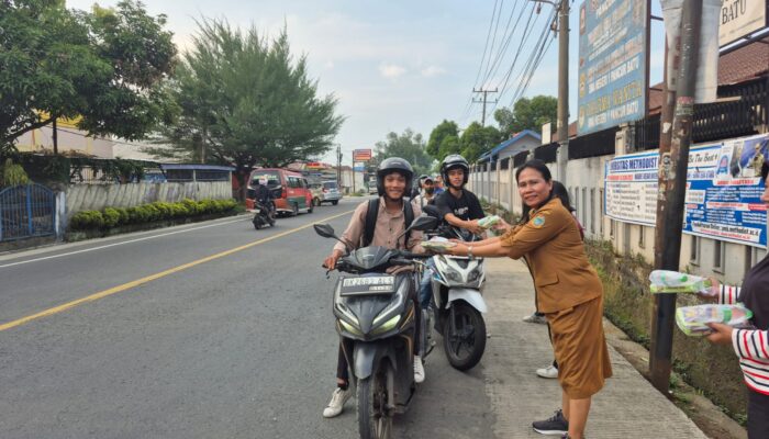 Bagikan 150 Takjil ke Pengguna Jalan, Kepala SMA Negeri 1 Pancurbatu Diapresiasi Masyarakat