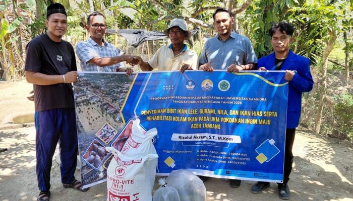 Tim PKM Universitas Samudra Serahkan Bibit Ikan Lele dan Pakan Kampung Matang Ara Jawa