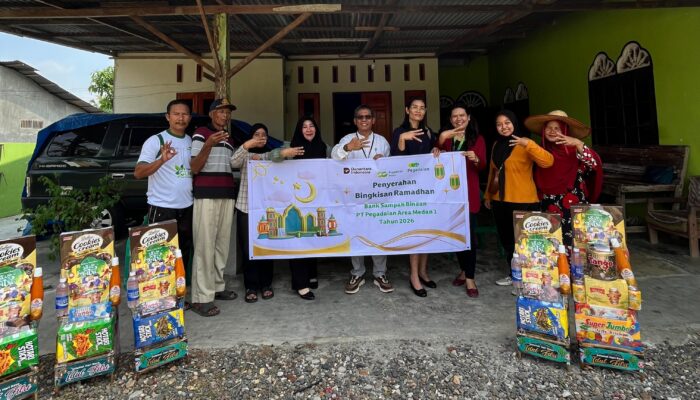‎Deputy Bisnis Pegadaian Area Medan 1 Serahkan Bingkisan Ramadan Ke-4 Pengelola Bank Sampah