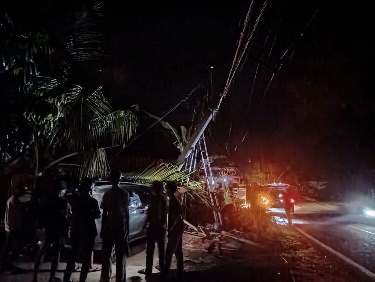 Mobil Rental Tabrak Tiang Listrik Di Subulussalam