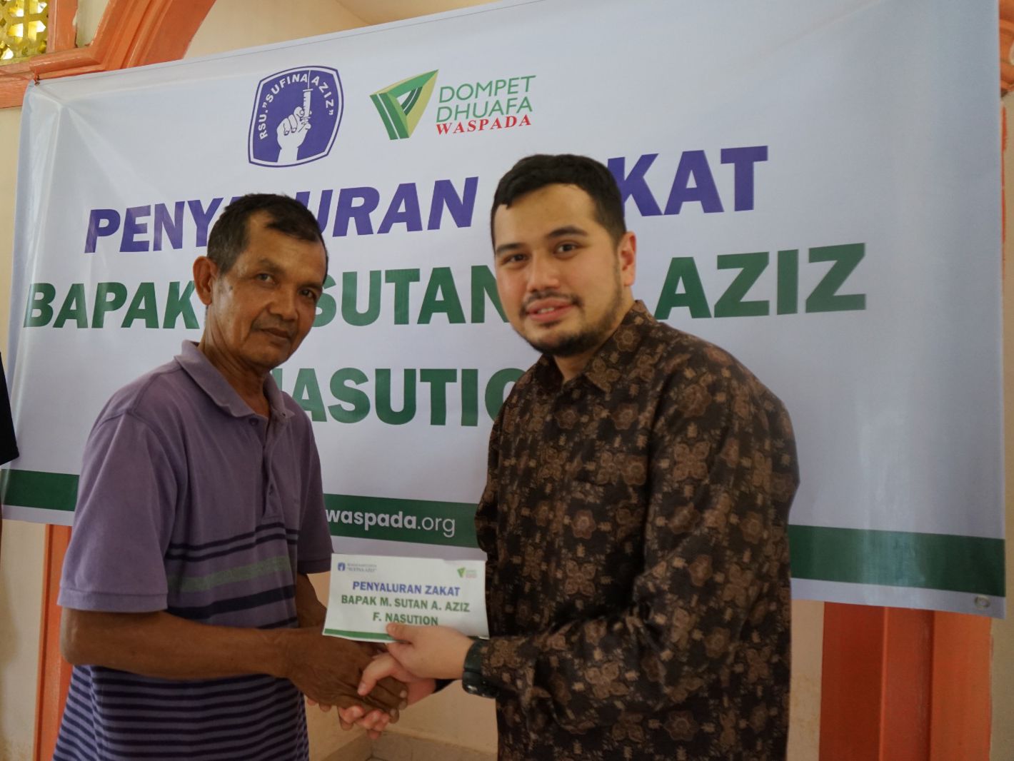 Ketua Yayasan RSU Sufina Aziz Sutan Aziz Tunaikan Zakat Melalui Dompet Dhuafa Waspada