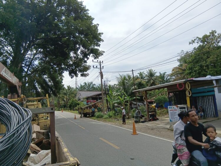 PLN Ganti Tiang Listrik Patah Tertabrak Mobil Rental