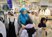 Yulinda Sayuti Ajak 100 Anak Yatim Pilih Baju Lebaran