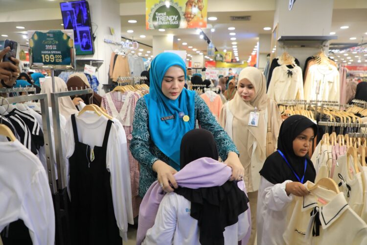 Yulinda Sayuti Ajak 100 Anak Yatim Pilih Baju Lebaran