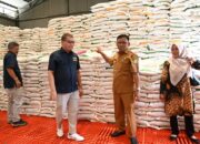 Jelang Penyaluran Bantuan Pangan, Kadis Pangan Aceh Besar – Bulog Cek Stok Dan Kualitas Beras