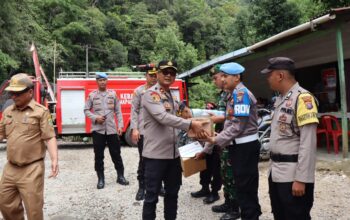 Kapolres Pakpak Bharat, Forkopimda dan Bhayangkari Berikan Bingkisan