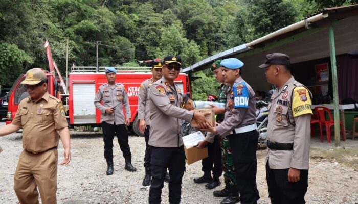 Kapolres Pakpak Bharat, Forkopimda dan Bhayangkari Berikan Bingkisan
