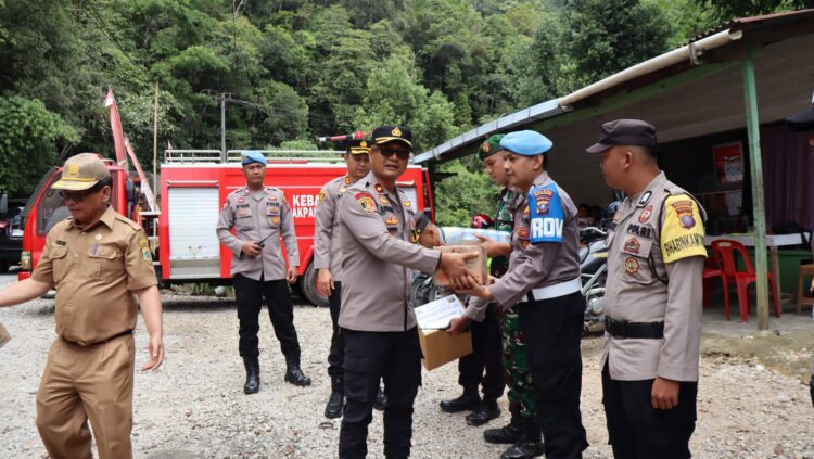 Kapolres Pakpak Bharat, Forkopimda dan Bhayangkari Berikan Bingkisan