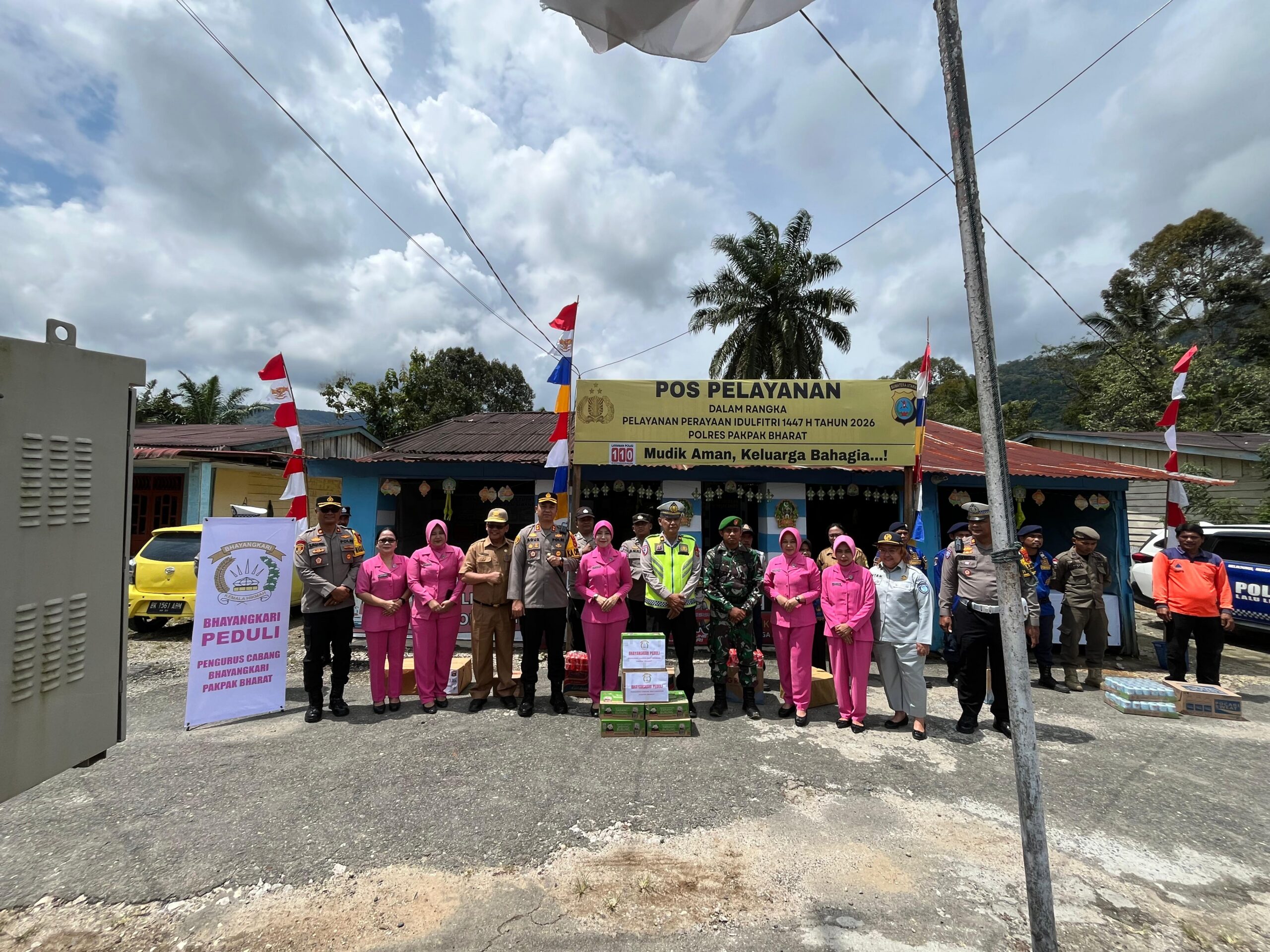 Kapolres Pakpak Bharat, Forkopimda Dan Bhayangkari Kunjungi Dan Berikan Bingkisan tv Kepada Personil Di Pos PAM Dan Pos Pelayanan.