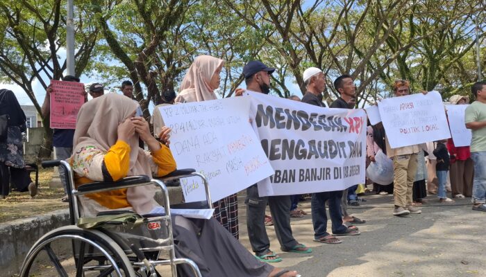 Korban Banjir Bireuen Tolak Solusi Parsial, Bertahan di Kantor Bupati Minta Penanganan Menyeluruh
