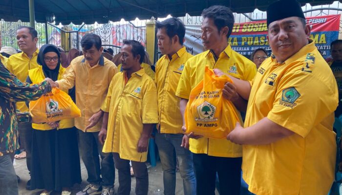 PP AMPG Berikan Bingkisan Lebaran Dari Bahlil Kepada Ratusan Kader Golkar Di Tamiang