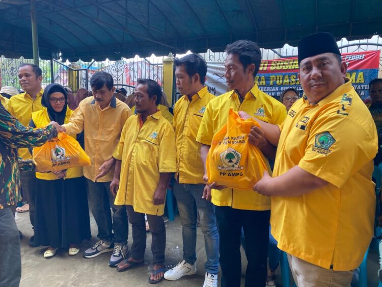 PP AMPG Berikan Bingkisan Lebaran Dari Bahlil Kepada Ratusan Kader Golkar Di Tamiang