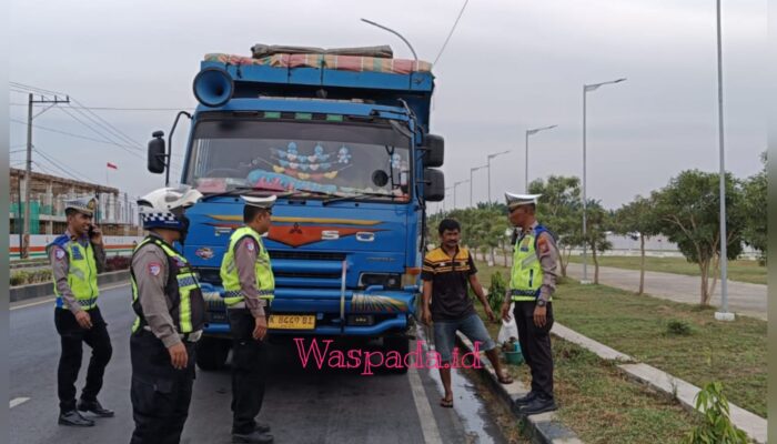 Satlantas Polres Sergai Akan Tindak Tegas Sopir Truk Bandel Parkir di Alun-Alun Jalinsum