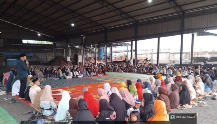 Semarak Sambut Idul Fitri, Ketua KOMBAT Deli Serdang Bagikan 300 Bingkisan Lebaran di Desa Sei Semayang dan Muliorejo