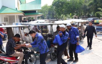 RA Hadir Bagikan 250 Bingkisan Lebaran Buat Ratusan Penarik Beca di Stabat