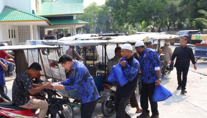 RA Hadir Bagikan 250 Bingkisan Lebaran Buat Ratusan Penarik Beca di Stabat