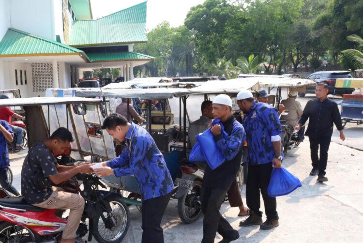 RA Hadir Bagikan 250 Bingkisan Lebaran Buat Ratusan Penarik Beca di Stabat