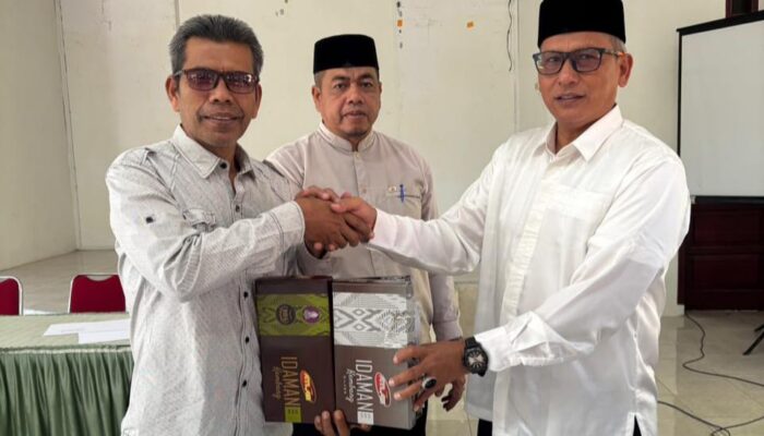 Sambut Idul Fitri, Bupati Bagikan 2.040 Ija Krong Ke Imeum Chik Di Aceh Besar