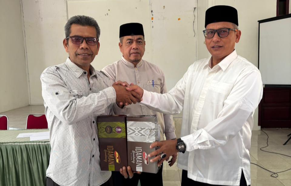 Sambut Idul Fitri, Bupati Bagikan 2.040 Ija Krong Ke Imeum Chik Di Aceh Besar