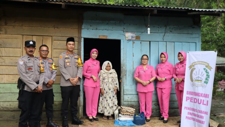 Kapolres Pakpak Bharat dan Ketua Bhayangkari Berikan Bansos Warga Kurang Mampu serta Panti Asuhan