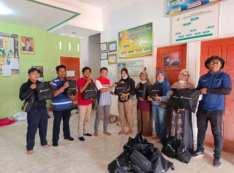 Pertamina EP Rantau Dan Insan Pers Salurkan Bantuan Sembako Untuk Warga