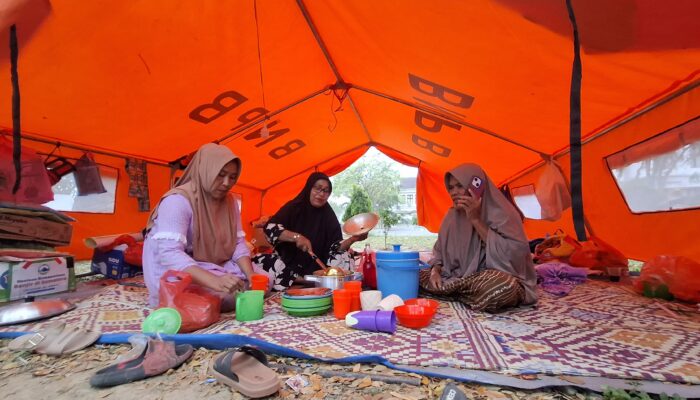 Korban Banjir Bireuen Kecewa, Belum Terima DTH tapi Dikatakan Tak Boleh Tinggal di Tenda