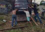 Tiang Listrik Patah Tertabrak Mobil Rental Diganti, Mobil Dievakuasi