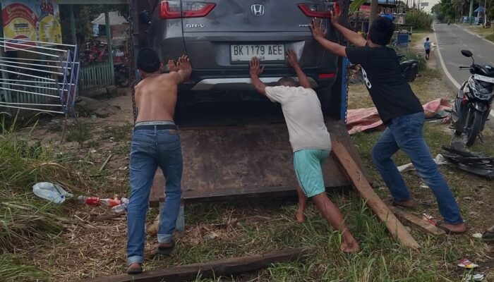 Tiang Listrik Patah Tertabrak Mobil Rental Diganti, Mobil Dievakuasi